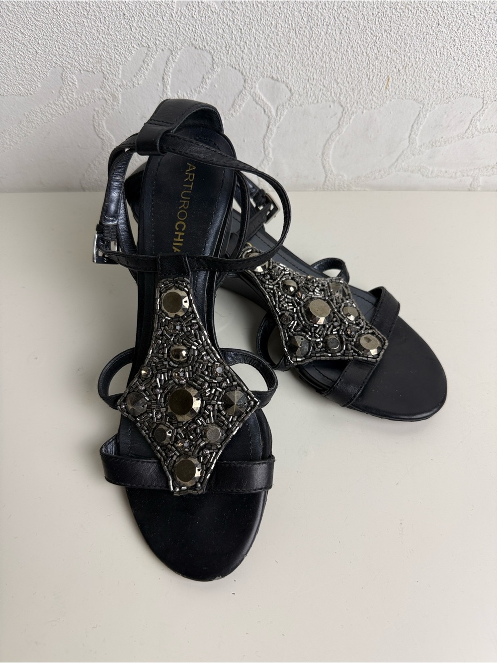 Arturo Chiang Black AT-Laken Silver Beaded T-Strap Sandals Low Wedge Size 6